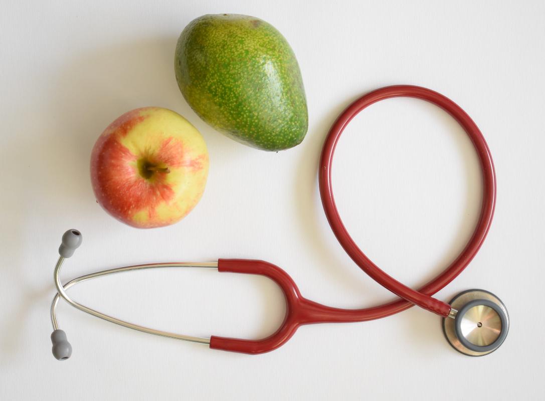 Stéthoscope et fruits